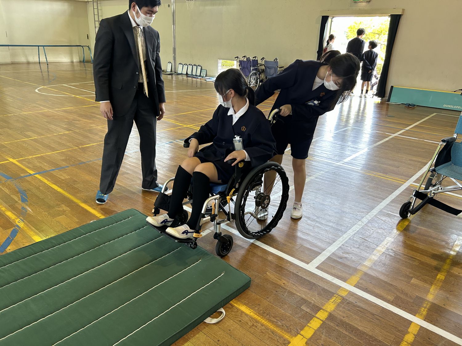 日新小学校福祉共育②～高齢者疑似体験・車椅子体験～ | The Ogaki